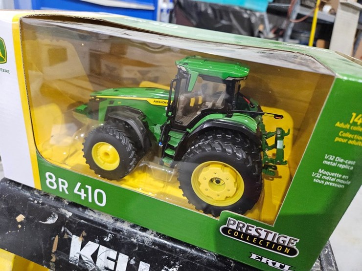 #1003-•-john-deere-8r-410-1/32-die-cast-toy-tractor-image-3