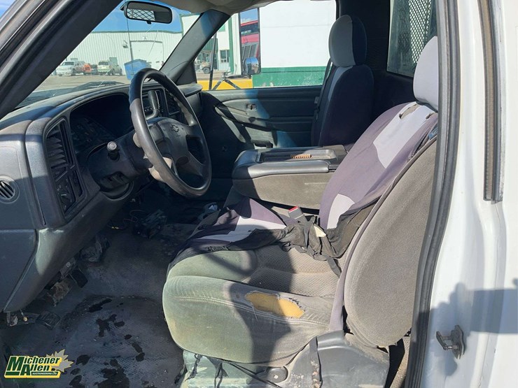 2005-chevrolet-silverado-3500-image-13