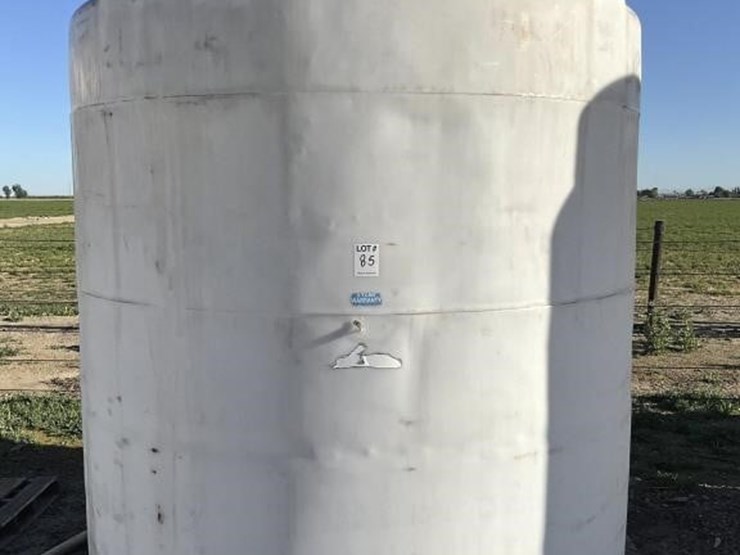 2800g-upright-poly-tank-image-1