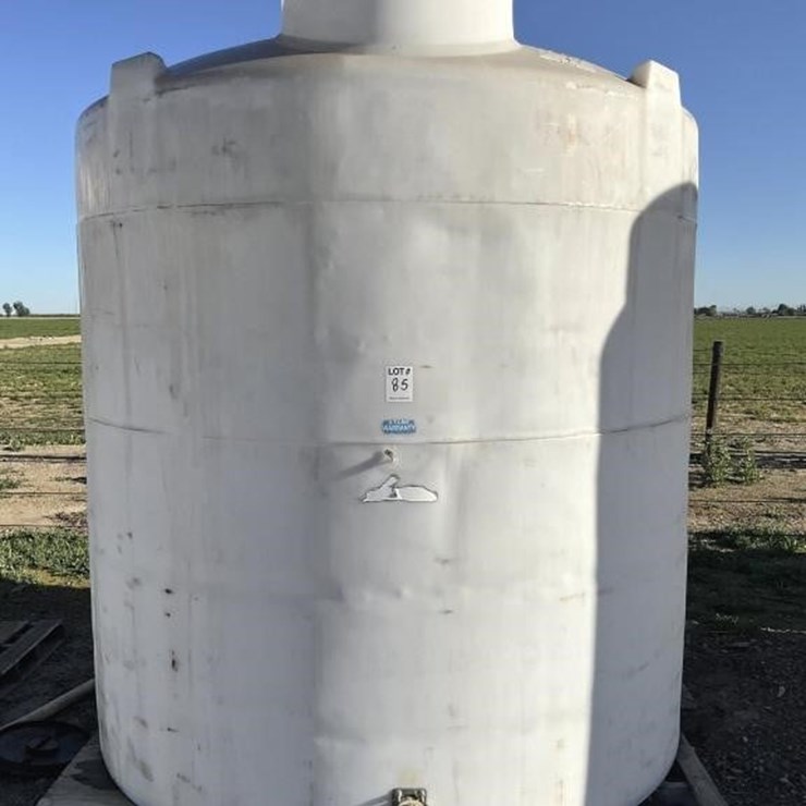 2800g Upright Poly Tank