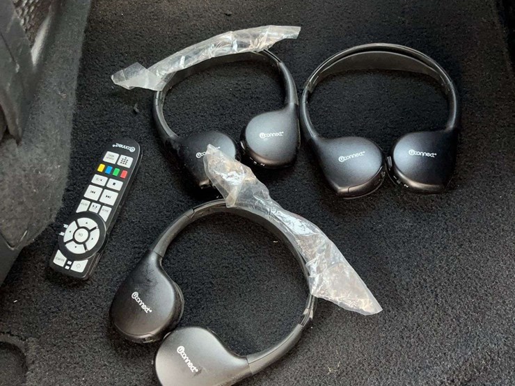 2012-chrysler-town-&-country-image-17