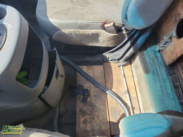 2004-ford-cargo-image-18