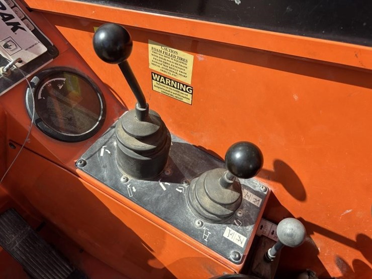 2014-jlg-8042-image-34