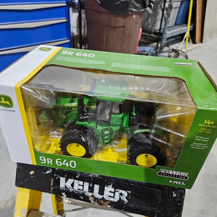 #1004 • John Deere 9R 640 1/32 Die Cast Toy Tractor