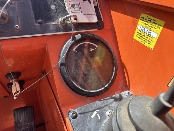 2014-jlg-8042-image-33