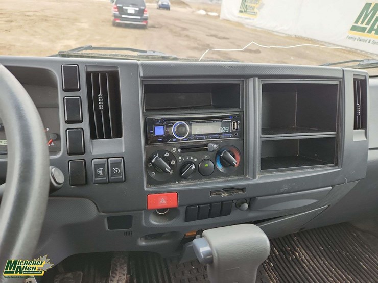 2016-isuzu-npr-image-10