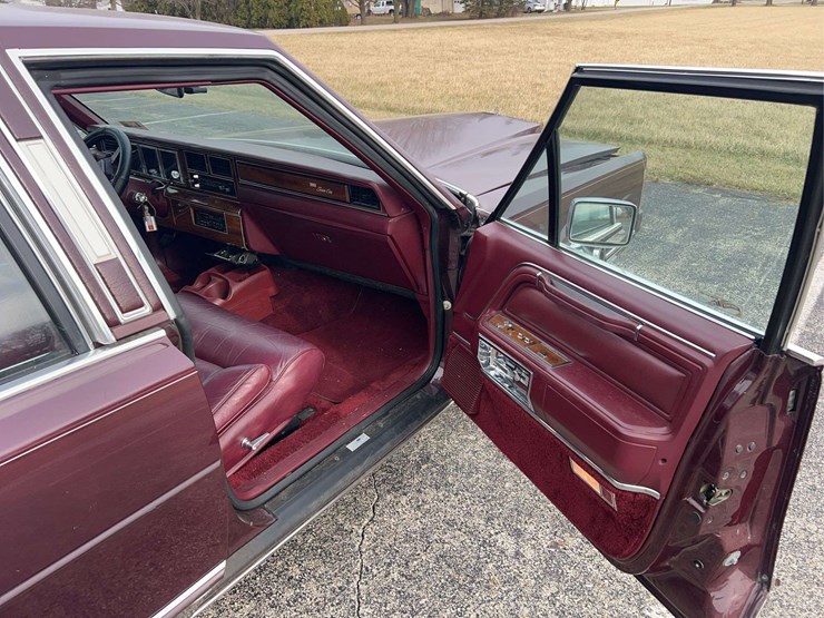1989-lincoln-town-car-image-69