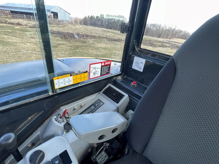 2020-deere-60g-image-43