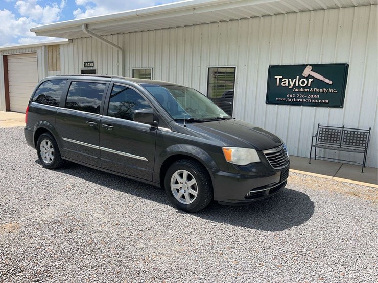 2012-chrysler-town-&-country-image-1