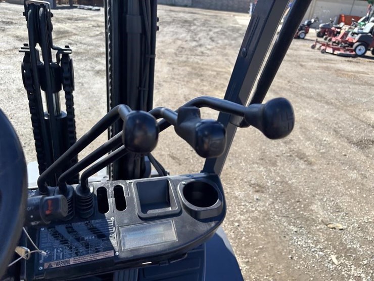 2017-toyota-8fgu30-image-22