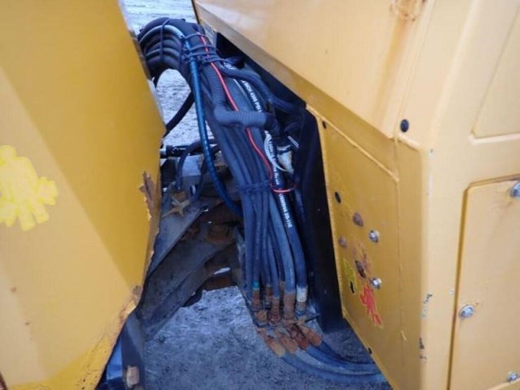 2004-trackless-rmt5t-series-v-4x4-sidewalk-tractor-image-47