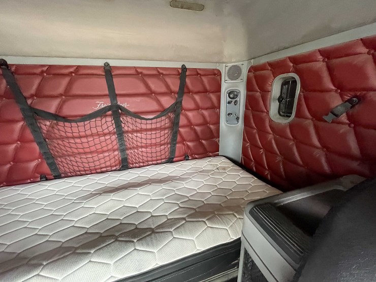 #238-•-2007-freightliner-semi-tractor-(title-in-delay)-(denmark,-wi)-image-48