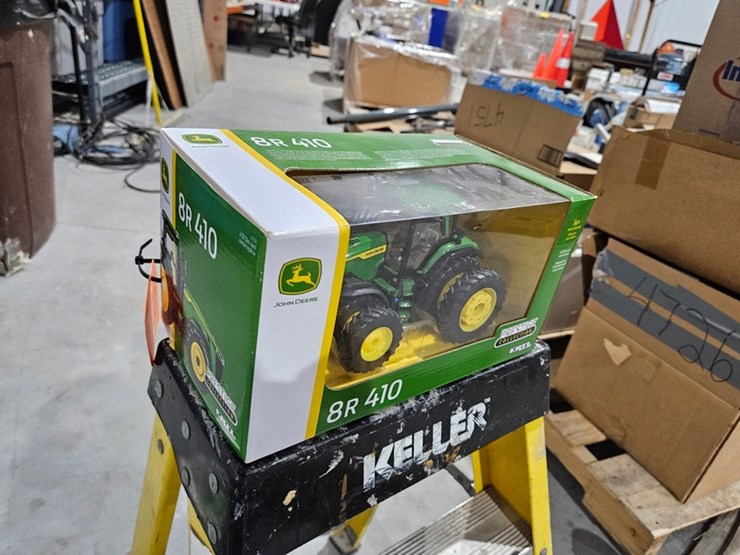 #1003-•-john-deere-8r-410-1/32-die-cast-toy-tractor-image-8