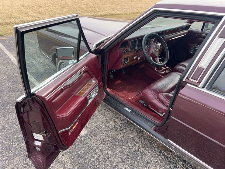 1989-lincoln-town-car-image-46