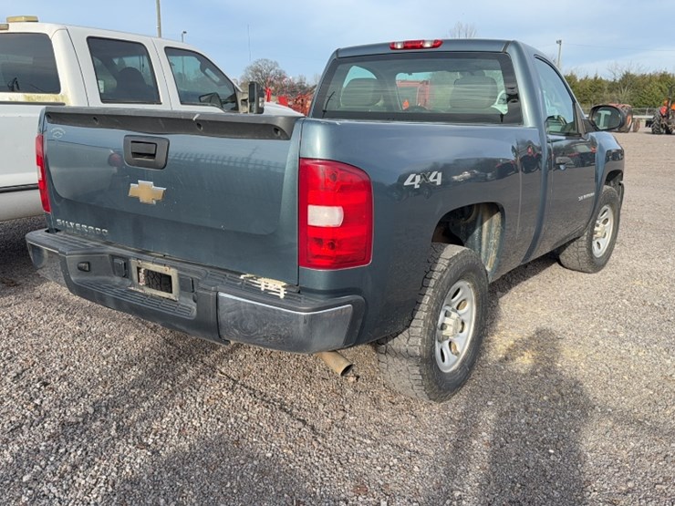 #4019-•-2009-chevy-silverado-pickup-truck-image-7