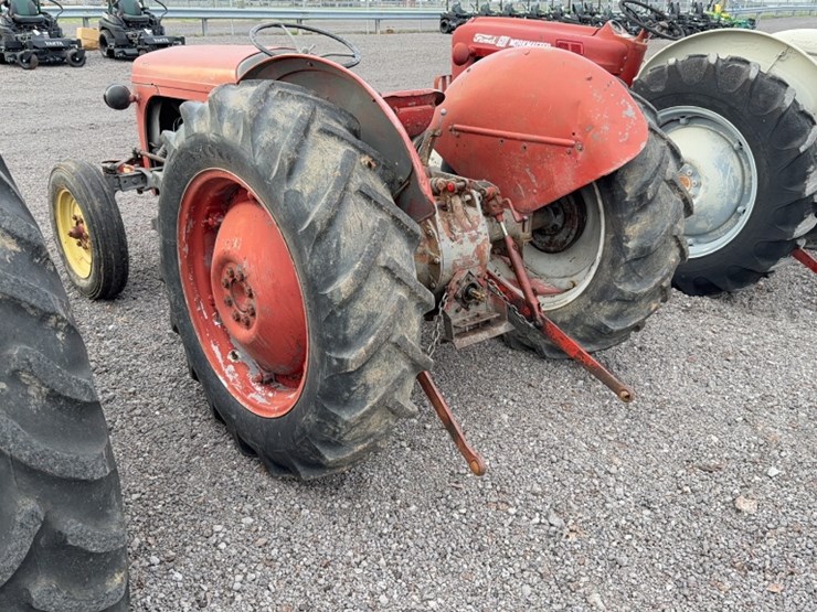 #3051-•-furguson-tractor-image-11