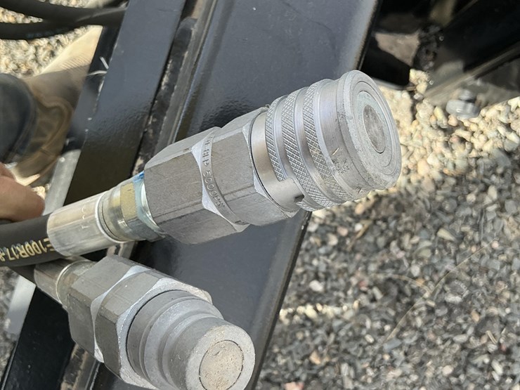 worksaver-skid-steer-mount---hydraulic-bale-unroller-image-9