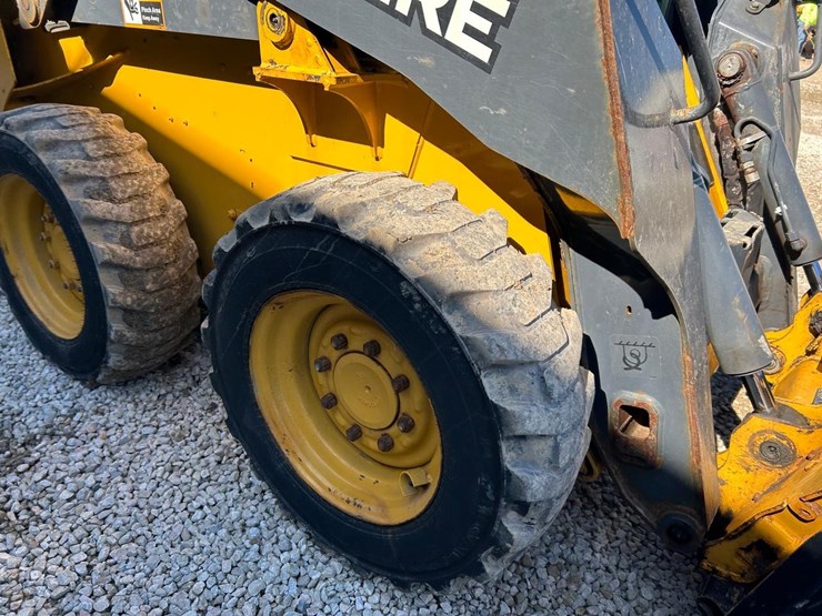 2019-deere-318g-image-12