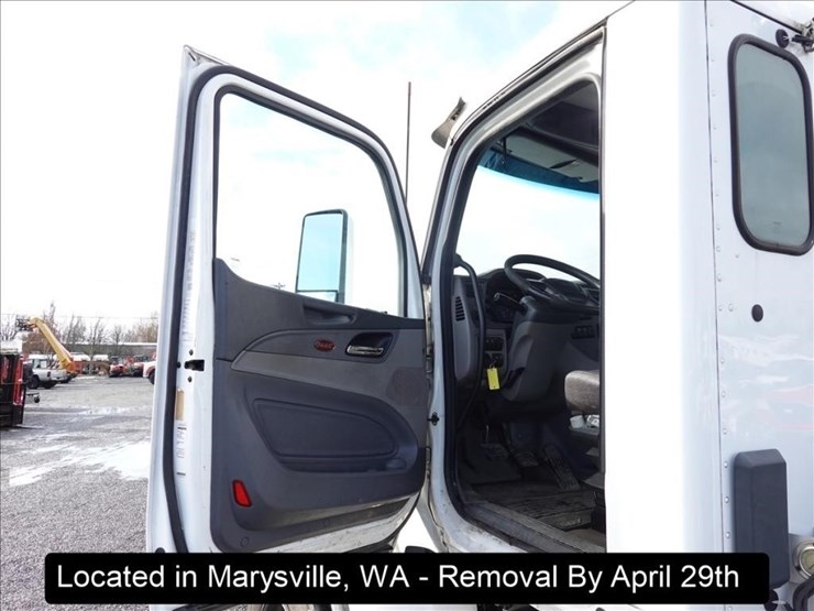 2015-peterbilt-567-image-18