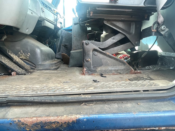 #242-•-2000-sterling-truck-tractor-(has-mn-title)-(mora,-mn)-image-58