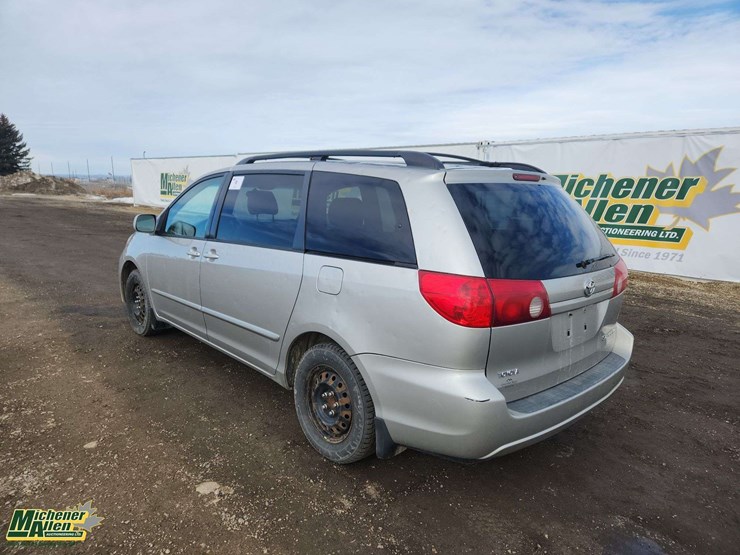 2007-toyota-sienna-le-image-3