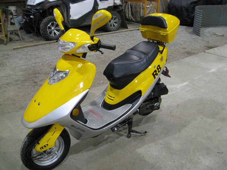 seller-#13.--wildfire-scooter-r8-wfh-50-with-storage-box,-272-miles,-new-battery,-yellow,-have-cover-&-title,-always-been-inside-image-2