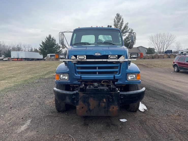 #242-•-2000-sterling-truck-tractor-(has-mn-title)-(mora,-mn)-image-8
