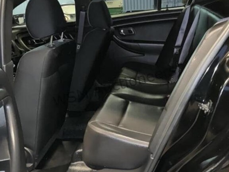 2013-ford-taurus-sdn-image-23