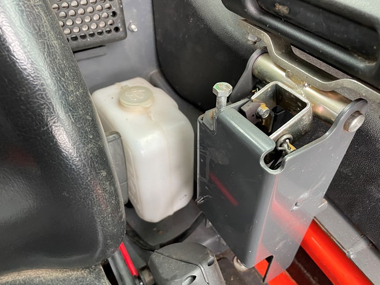 2022-kubota-ssv75-image-41