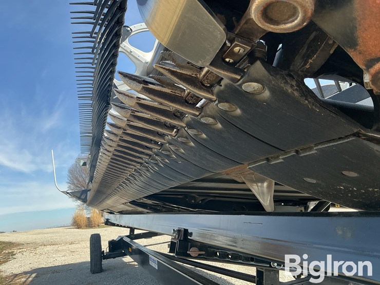 2023-macdon-fd225-flex-draper-head-image-16