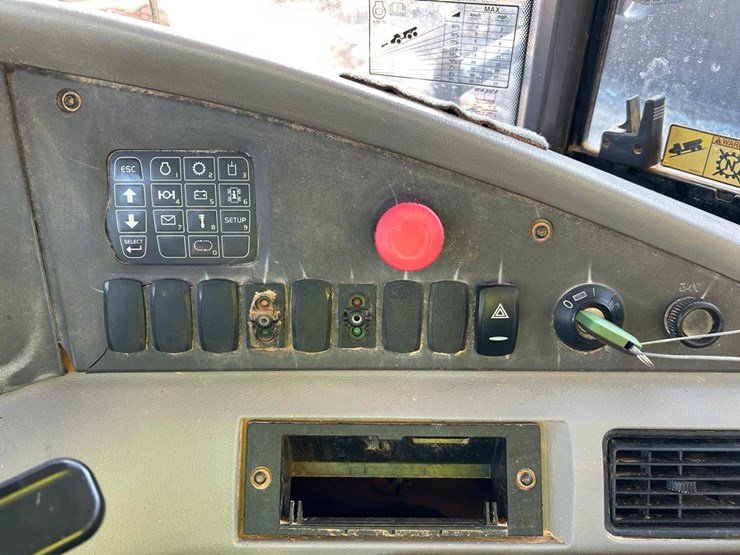 2014-volvo-a25g-image-24