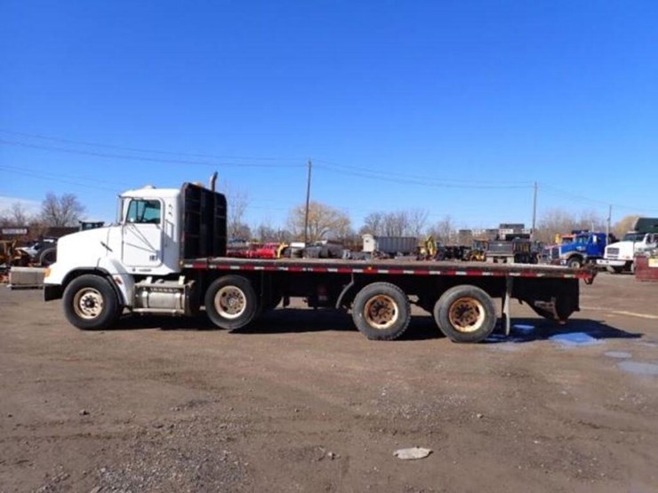 2001-freightliner-fld112-image-8