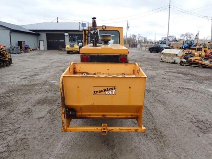 2004-trackless-rmt5t-series-v-4x4-sidewalk-tractor-image-6