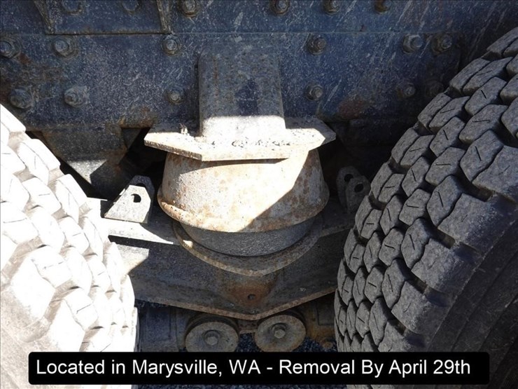 2000-freightliner-fld120-image-38