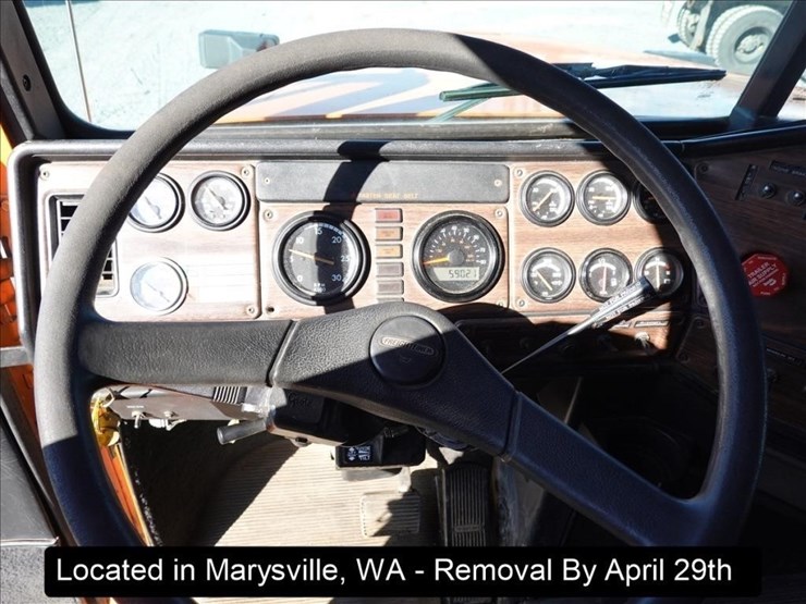 2000-freightliner-fld120-image-19