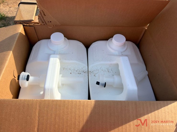 (2)-new-2.5-gallon-jugs-of-kubota-def-fluid-image-2