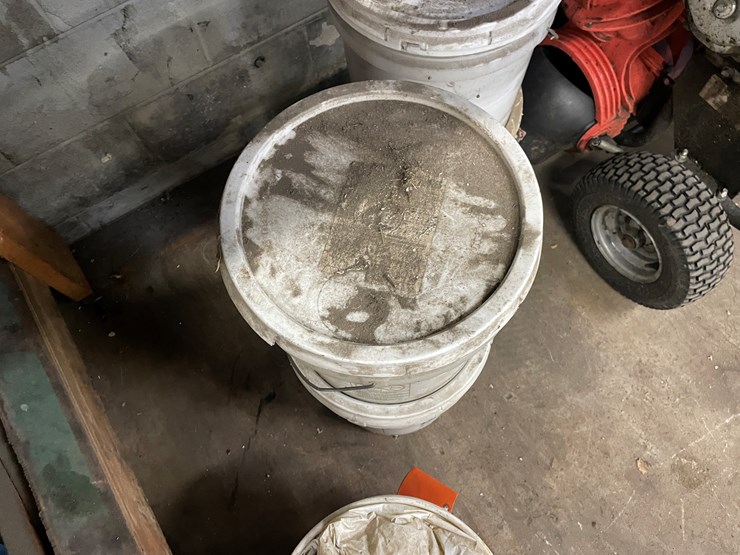 #2553-•-(4)-5-gallon-buckets-(columbia-heights,-mn)-image-3