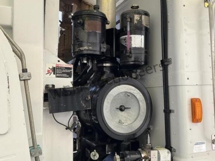 2014-peterbilt-320-image-13