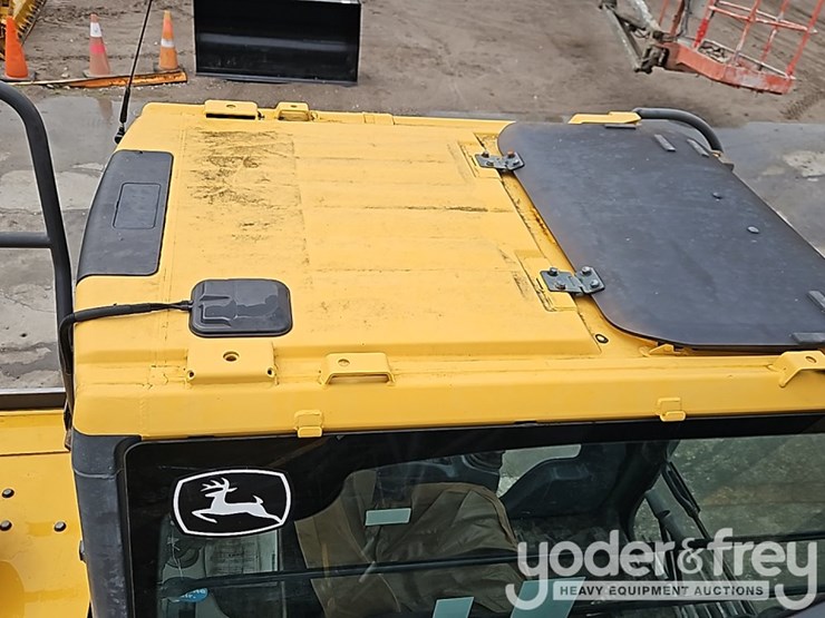 2016-deere-210g-image-32