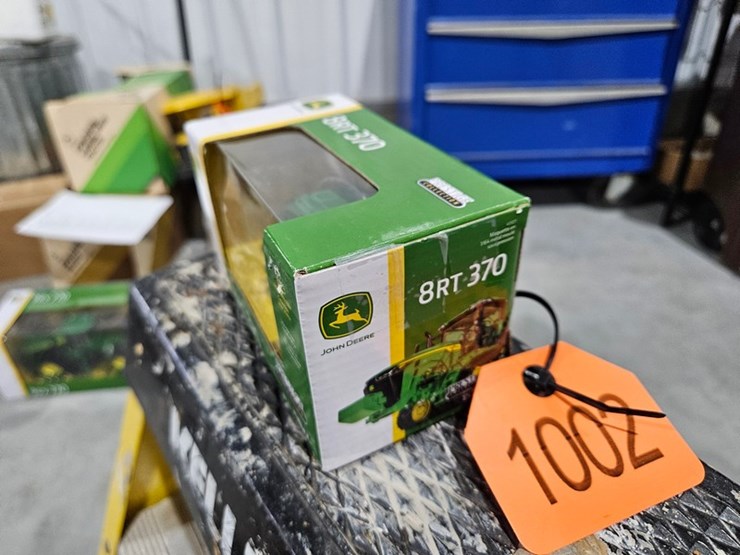 #1002-•-john-deere-8rt-370-1/64-die-cast-toy-tractor-image-3