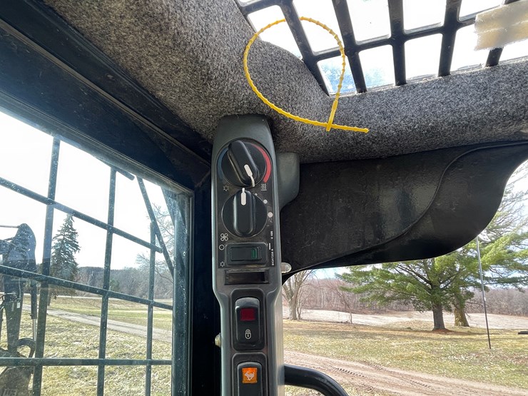 #372-•-2015-new-holland-l225-skid-steer-(scandia,-mn)-image-33