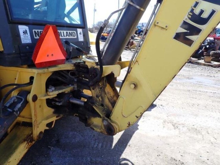 2012-new-holland-b95b-image-41