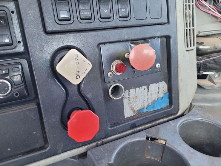 2009-international-tractor-truck-image-22