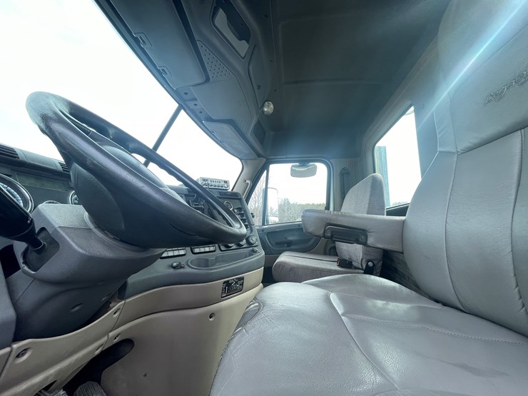 #232-•-2016-freightliner-truck-tractor-(has-wi-title)-(mora,-mn)-image-29