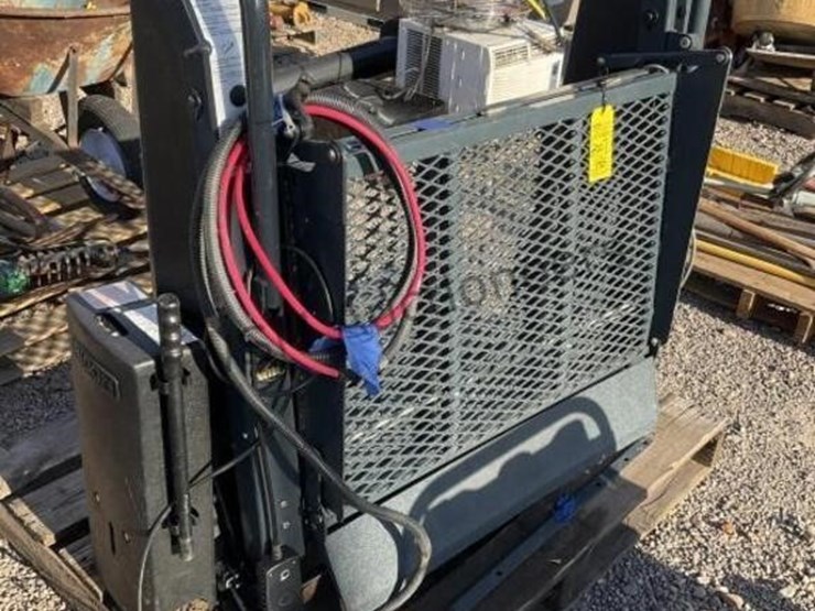 ricon-electric-wheelchair-lift-image-4