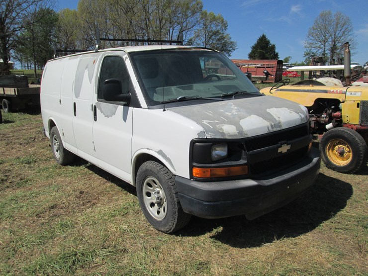 2012-chevrolet-express-g1500-image-2