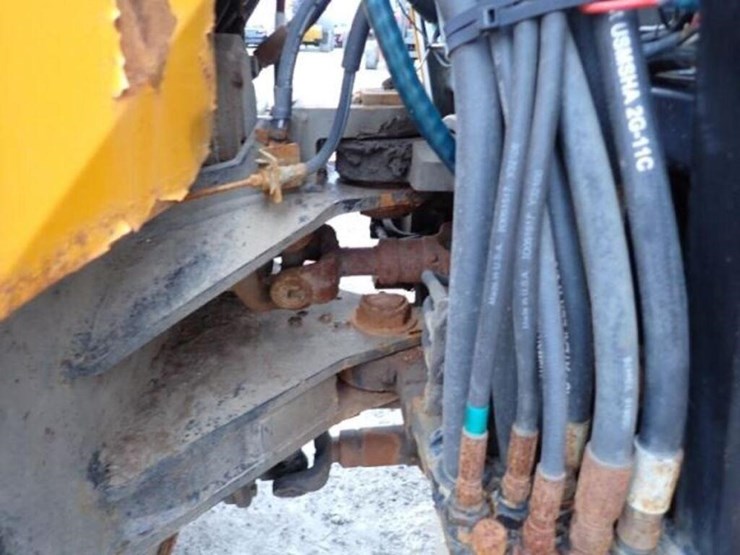 2004-trackless-rmt5t-series-v-4x4-sidewalk-tractor-image-46