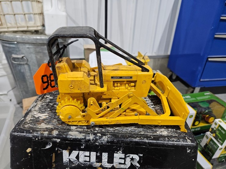 #983-•-john-deere-dozer-1/16-die-cast-toy-image-4