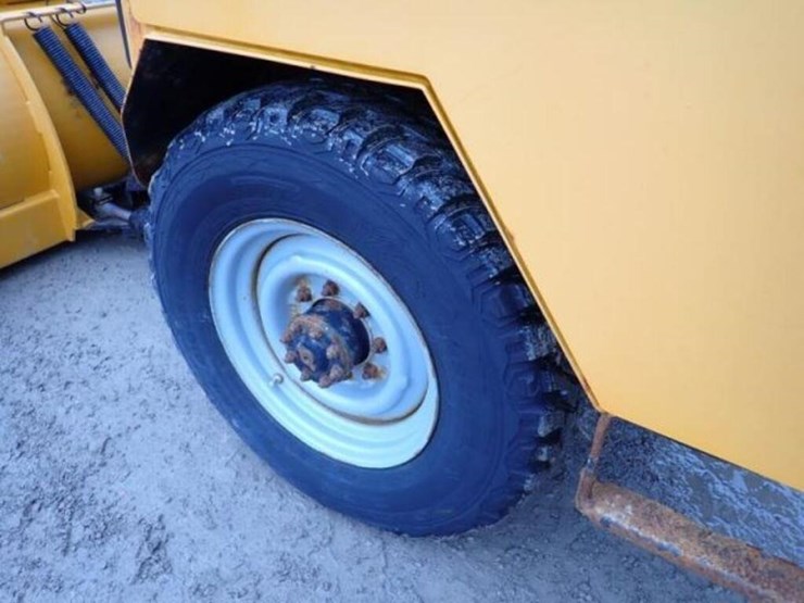 2004-trackless-rmt5t-series-v-4x4-sidewalk-tractor-image-35