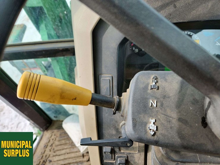 2014-john-deere-6115d-image-10